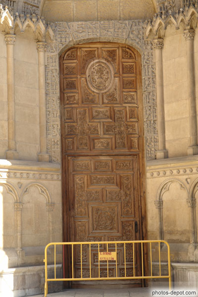 photo de porte de bois sculpté
