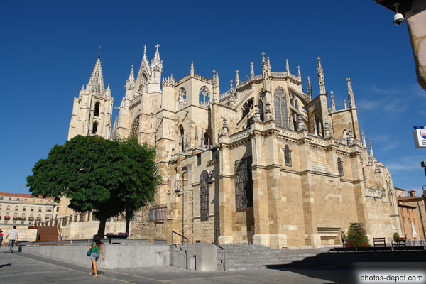 photo de chevet de la cathédrale gothique