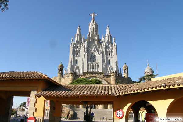 photo de cathédrale au sommet du mont