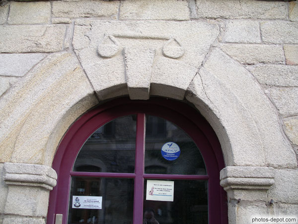 photo d'ancien tribunal à la porte surmontée d'une balance