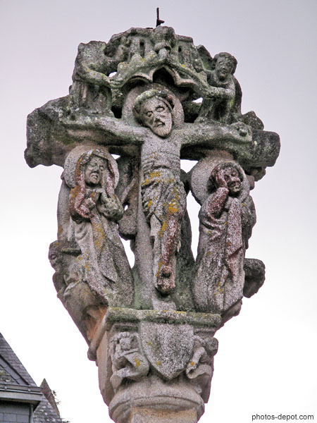 photo de Christ en croix sur calvaire de pierre