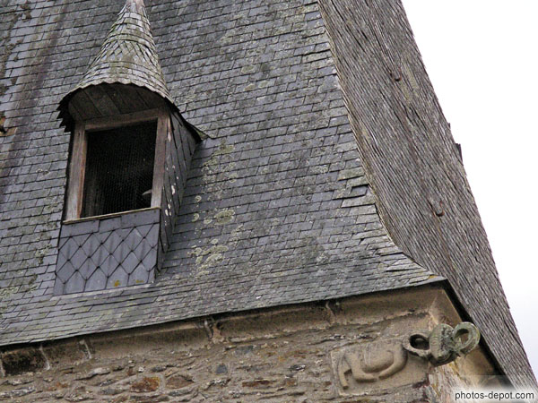 photo de bélier aux larges cornes aux angles du clocher roman