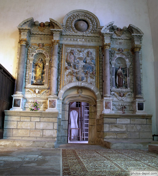 photo de retable placé dans la nef au XVIIe