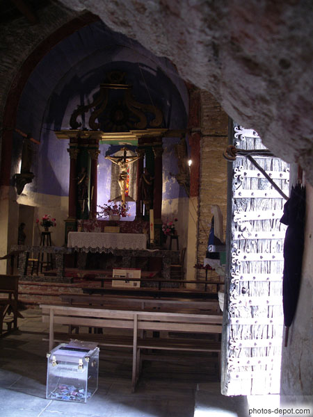 photo d'intérieur de la petite église