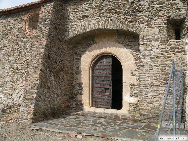 photo de portail roman de 1784, église