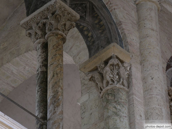 photo de chapiteaux sculptés du transept sud