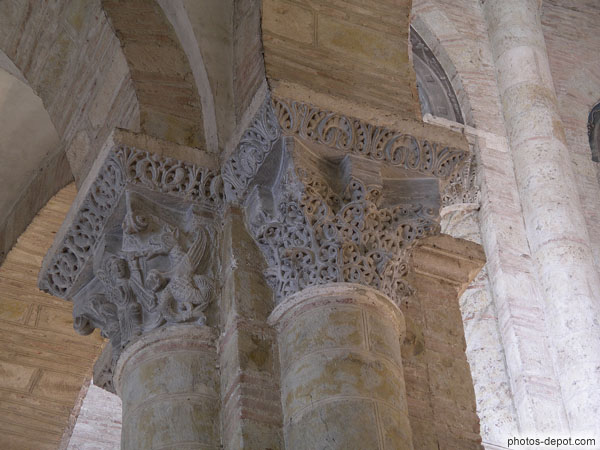 photo de chapiteaux sculptés, st Michel ou st Georges combattant le dragon