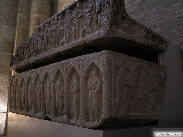 photo de superbe sarcophage ouvragé
