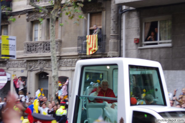 photo de Benoit XVI en papamobile