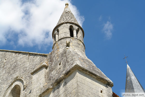 photo d'une des deux tourelles de la facade de l'église