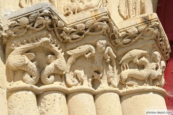photo de combats de caladres, griffons, lions et hommes sur chapiteaux du portail