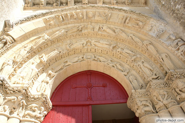 photo de frise de pierre sculptée des voussures du portail principal