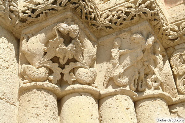 photo de griffons, caladres et personnages sur chapiteaux du portail