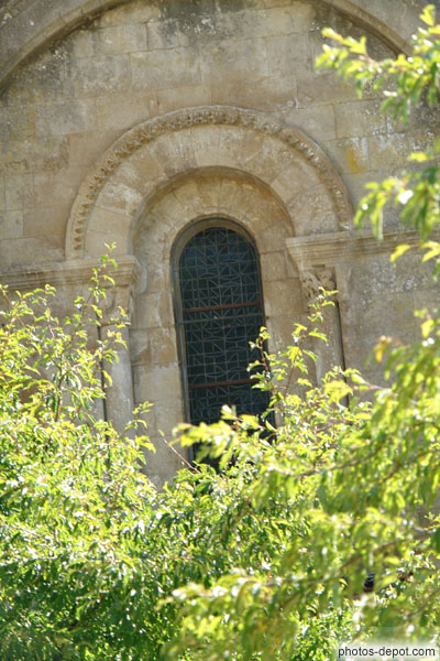 photo de fenêtre latérale, église romane