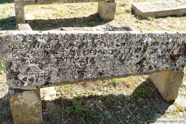 photo d'inscriptions sur une tombe