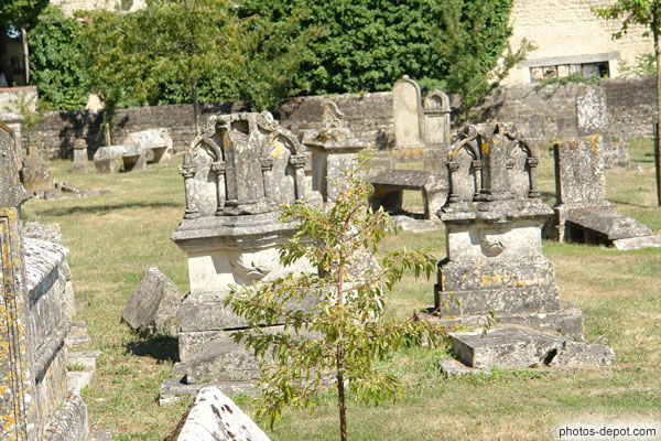 photo de tombes de pierres sculptées