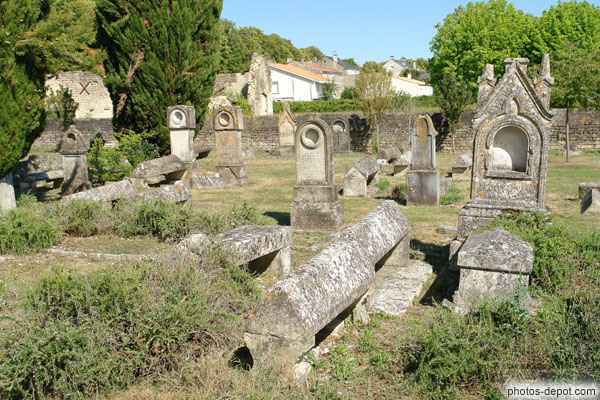 photo de belles tombes sculptées