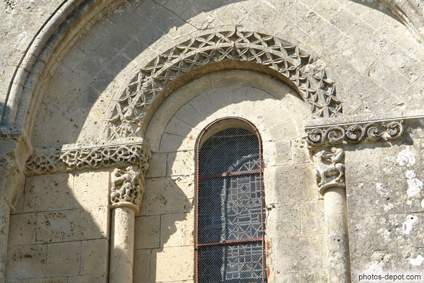 photo de pourtours de fenêtres et chapiteaux sculptés