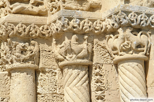 photo de chapiteaux sculptés du portail sud