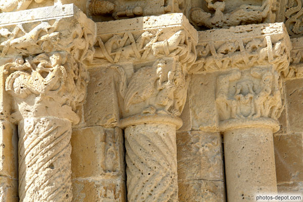 photo de chapiteaux finement sculptés du portail sud