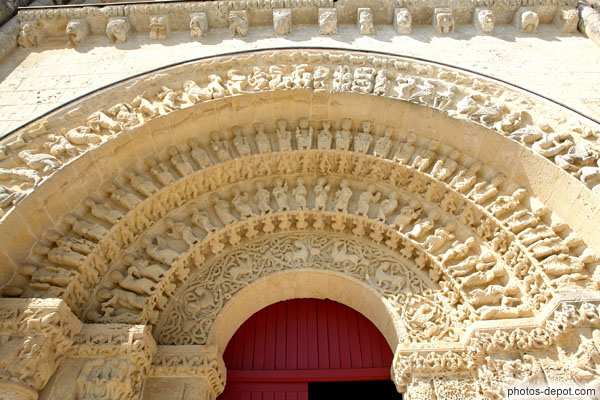 photo de magnifiques voussures finement sculptées du portail sud