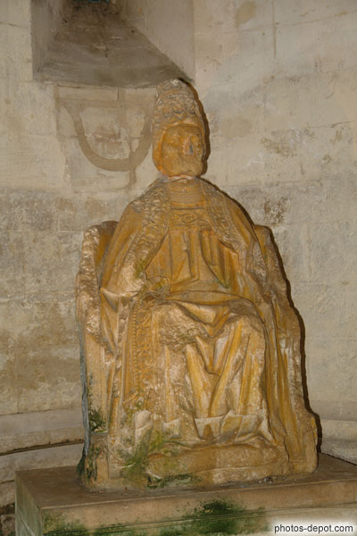 photo de Saint Pierre, pape sur trône pontifical, drapé dans sa chape, coiffé de la Tiare