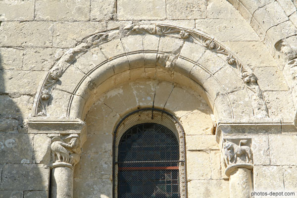 photo de tour de fenêtre plein cintre et chapiteaux sculptés