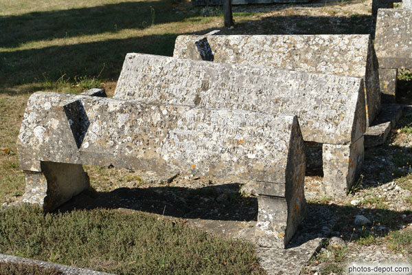 photo de tombes aux pierres en triangle et croix à plat