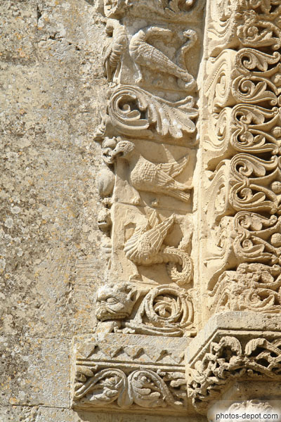 photo d'aigles et dragons sur voussures du portail