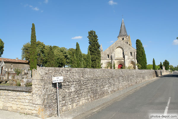 photo de église d'Aulnay entourée d'un mur de pierre