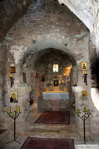 photo d'intérieur de la chapelle pre-romane à arc outrepassé