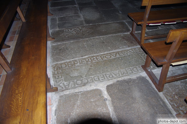 photo de nombreuses pierres tombales dans l'église