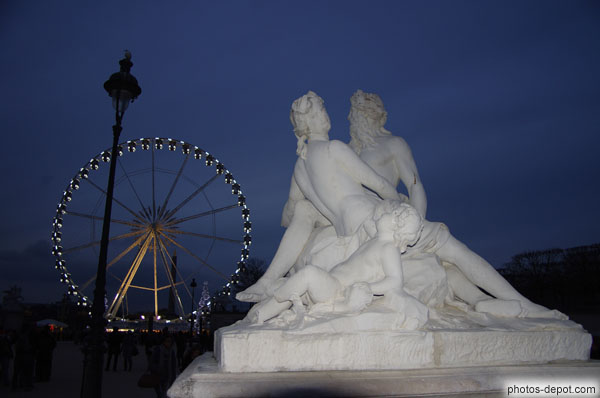 photo de grande roue et statue