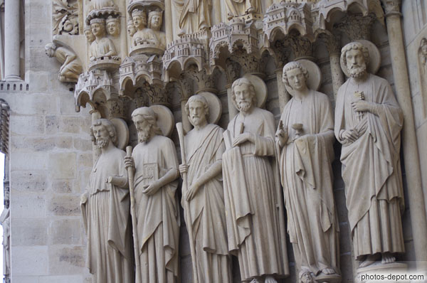 photo de les Apôtres saint Barthélemy, saint Simon, saint Jacques le Mineur, saint André, saint Jean et saint Pierre sur piedroit de gauche du portail du jugement dernier