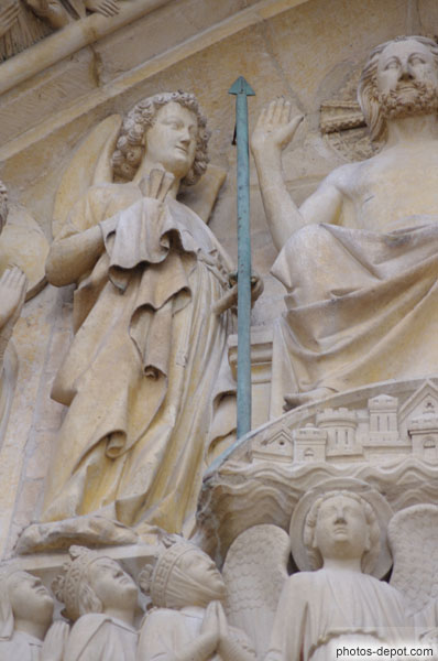 photo d'Ange portant la sainte Lance à droite du Christ au tympan du portail du Jugement