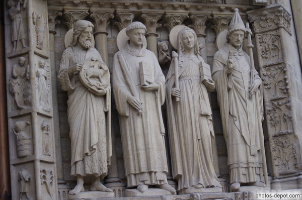 photo de saint Jean-Baptiste, saint Étienne, sainte Geneviève et un évêque sur piedroit de droite du portail de la Vierge