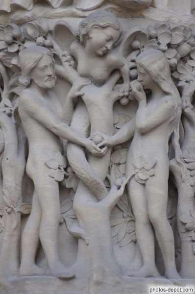 photo d'Adam prend la pomme tendue par Eve  tentée par la diablesse Lilith, grande séductrice dotée d'une queue de serpent sous les pieds de la Vierge du trumeau du portail de la Vierge