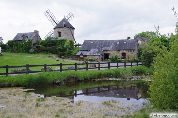 photo de étang et moulin