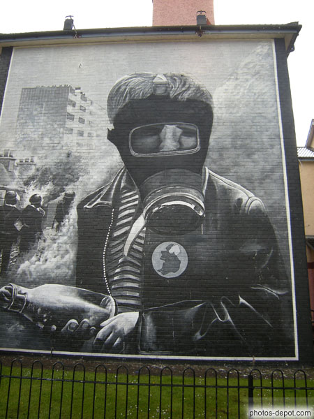 photo d'homme masque a gaz et cocktail molotov