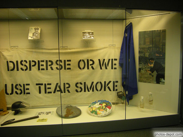 photo de Disperse or we use tear smoke