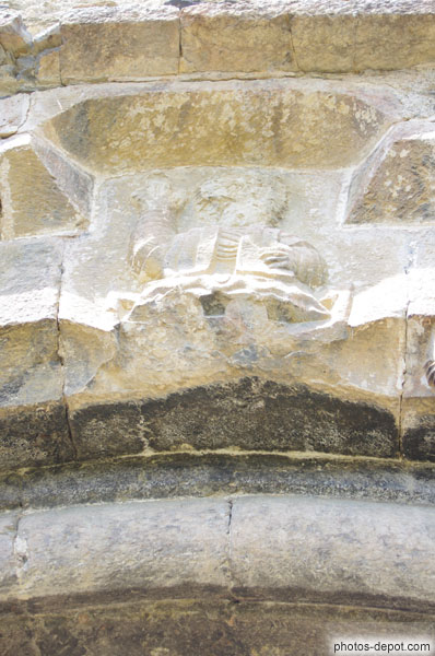 photo de Christ assis au voussoir central du portail de ste Eugénie