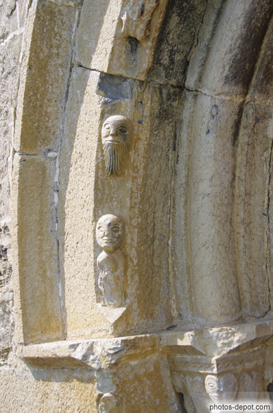 photo d'Adam et figures humaines sur arc extérieur portail de marbre d'Isovol