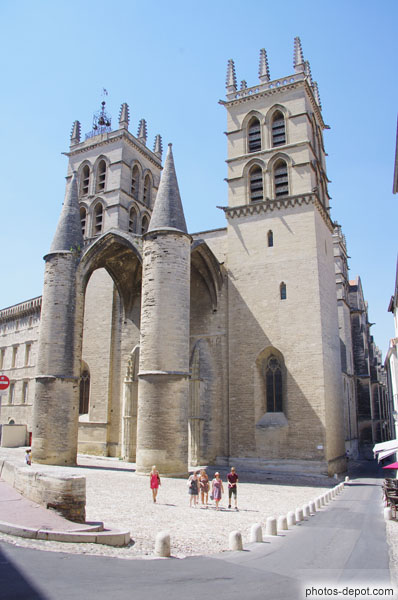 photo de facade principale Cathédrale St Pierre