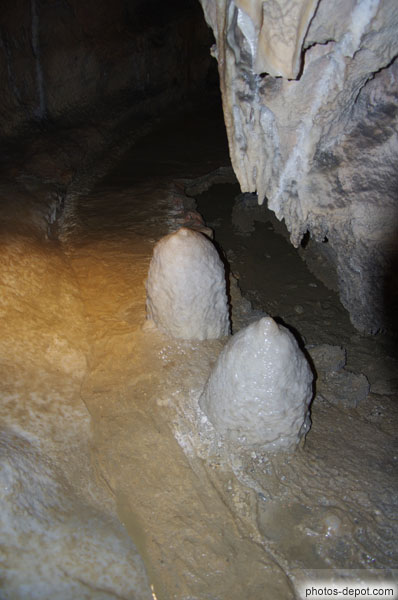 photo de stalagmites en forme de seins