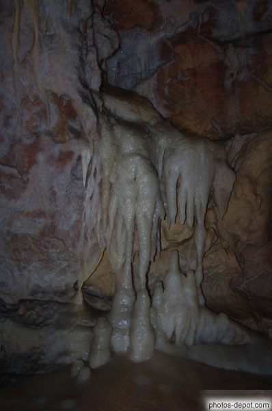 photo de stalactites et stalagmites se rejoignant