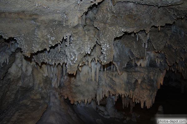 photo de fines stalactites au plafond de la grotte