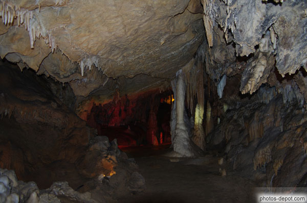 photo de belles colonnes groupées dans la grotte