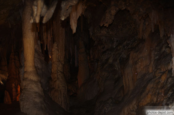 photo de grotte recouverte de stalagtites