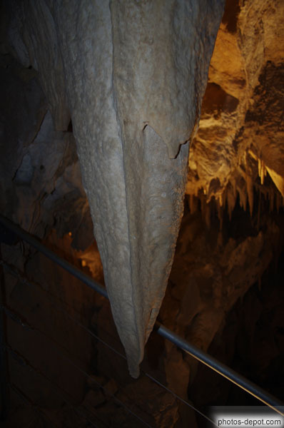 photo de grande stalactite multimillénaire