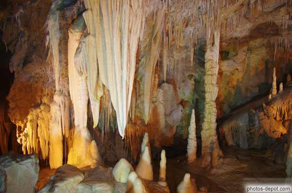 photo de belles concrétions de calcite blanc
